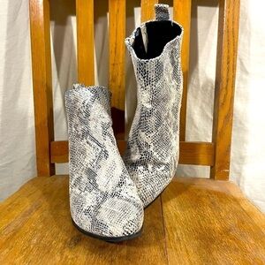Gimmicks by BKE Snake Skin Reptile Booties Size 8.5